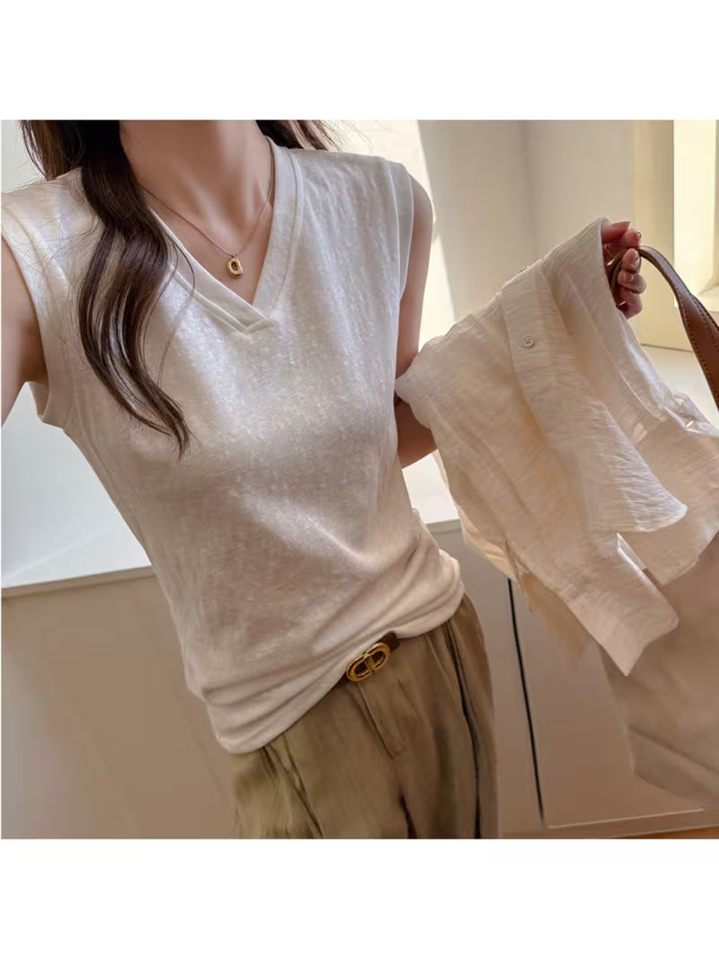 V-neck Casual Loose-fitting Sleeveless Top with a Relaxed Feel, Regular Shoulder T-shirt Women with a Stylish and Laid-back Design