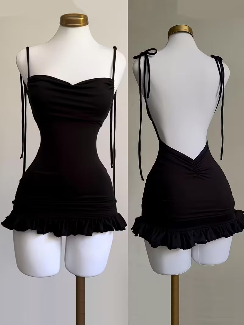 Mini Skirt with Adjustable Shoulder Straps for Versatile Styling. Features Ruffled, Body-hugging, and Swing-neckline Details. Suitable for Shopping, Dates, Queuing, Festivals, Christmas, Halloween, and Valentine's Day Outfits
